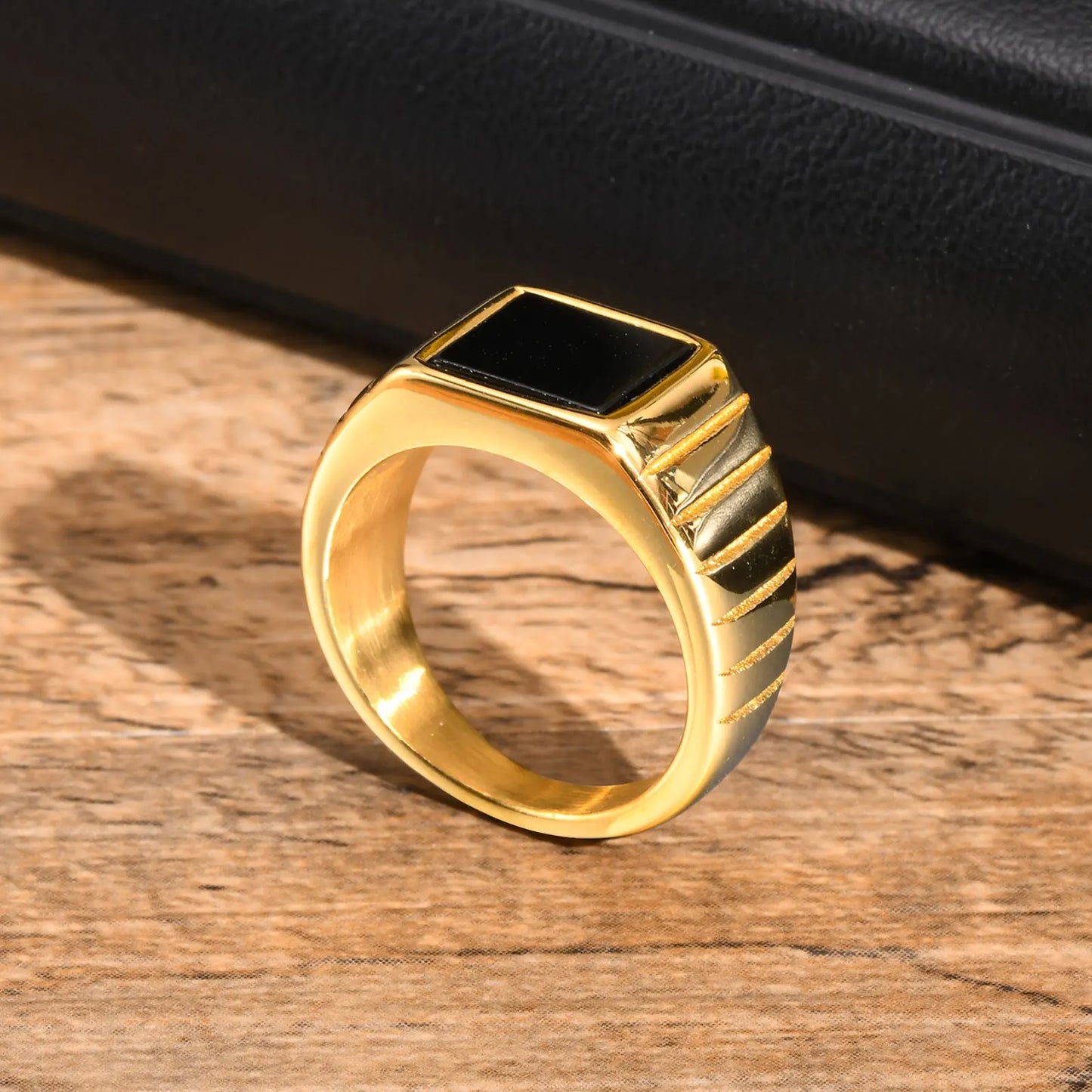 Valour Edge
Schwarz und Gold, stark im Kontrast – der Valour Edge ist kein leises Stück. Sein kantiges Design macht ihn auffälliger. Ein Ring, der Präsenz zeigt und jedem Auftritt mehr Gewicht gibt – kompromisslos, modern, markant.