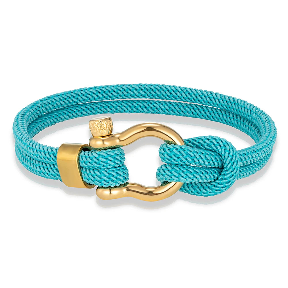 Pérignon Twist 
ein Armband wie ein Sommerabend am Hafen. Tauwerk und Goldschließe treffen auf den Luxus eines Champagner-Moments. Am besten getragen zum offenen Leinenhemd von Ralph Lauren – ein Detail, das nicht jeder versteht, aber die Richtigen.