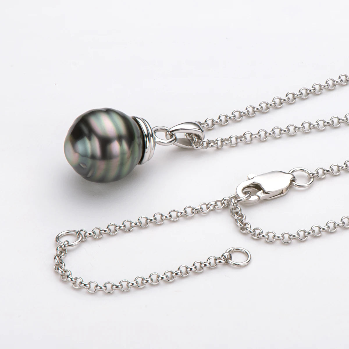 Velvet Current

Still wie Macht, kühl wie Kontrolle.
Gleitet über die Haut wie eine Entscheidung, die keine Zweifel kennt.
Dunkle Perle. Silber. Präsenz.