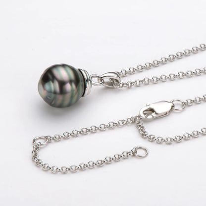 Velvet Current

Still wie Macht, kühl wie Kontrolle.
Gleitet über die Haut wie eine Entscheidung, die keine Zweifel kennt.
Dunkle Perle. Silber. Präsenz.