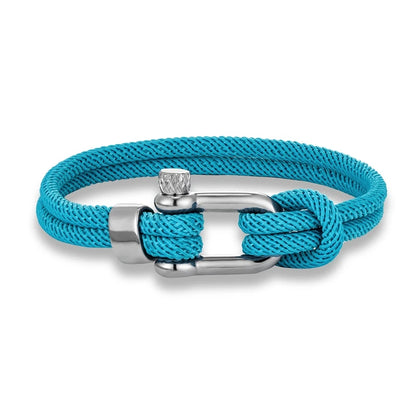 Executive Twist‘‘

Die perfekte Mitte zwischen Riviera Leichtigkeit und Executive-Eleganz. Silberner Verschluss, klare Farben – ein Armband für alle, die zwischen Urlaubsluxus und Geschäftsdinner nie entscheiden wollen.