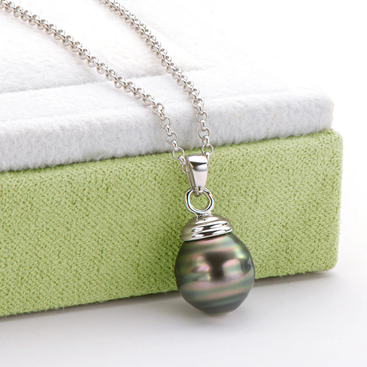 Velvet Current

Still wie Macht, kühl wie Kontrolle.
Gleitet über die Haut wie eine Entscheidung, die keine Zweifel kennt.
Dunkle Perle. Silber. Präsenz.