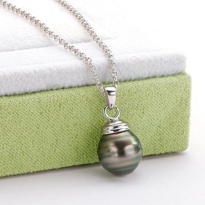 Velvet Current

Still wie Macht, kühl wie Kontrolle.
Gleitet über die Haut wie eine Entscheidung, die keine Zweifel kennt.
Dunkle Perle. Silber. Präsenz.