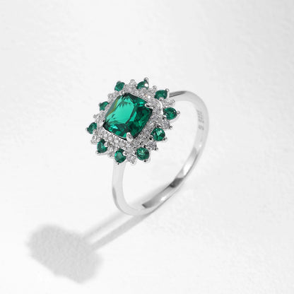 Verde Amara Ring

Es gibt Schmuck, der glänzt – und Schmuck, der erzählt.
Der Verde Amara Ring trägt das Grün des Gleichgewichts – tief wie Emotion, klar wie Kontrolle.
Ein Hauch Nostalgie, ein Hauch Macht – geschaffen für Frauen, die Stärke mit Ruhe trag