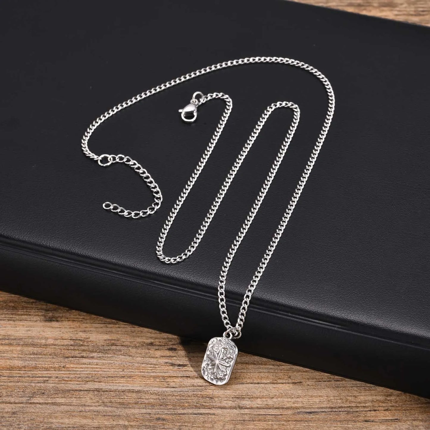 Linea Pendant“

Schlicht im Design, stark in der Wirkung. Eine Kette, die nicht auffällt – sondern dazugehört. Genau wie Glimare: gemacht für jene, die Eleganz nicht erklären müssen.