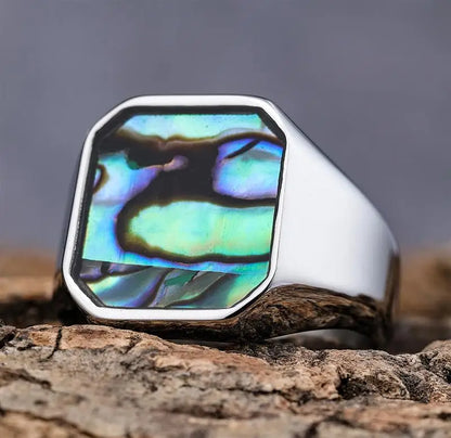 Mariner’s Dominion
Schimmernd, markant, unberechenbar – dieser Ring spielt nicht nach Regeln. Er ist laut, wenn andere leise sind, und subtil, wenn alle blenden. Ein Stück für Männer, die immer den Unterschied markieren - ohne ein Wort zu sagen.