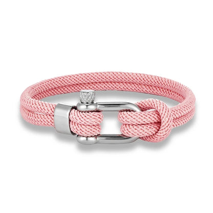 Executive Twist‘‘

Die perfekte Mitte zwischen Riviera Leichtigkeit und Executive-Eleganz. Silberner Verschluss, klare Farben – ein Armband für alle, die zwischen Urlaubsluxus und Geschäftsdinner nie entscheiden wollen.