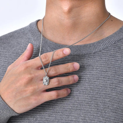Linea Pendant“

Schlicht im Design, stark in der Wirkung. Eine Kette, die nicht auffällt – sondern dazugehört. Genau wie Glimare: gemacht für jene, die Eleganz nicht erklären müssen.