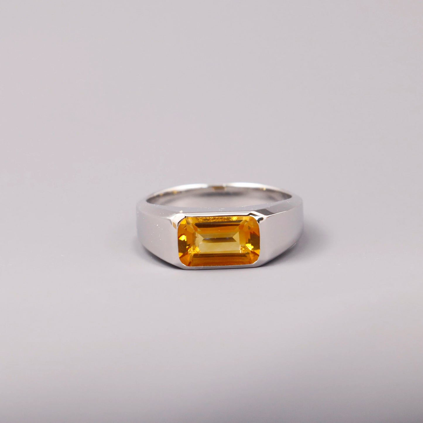 Solar Ascend 

Kein Ring für Nebenrollen.
Der goldene Citrin fängt das Licht, das Silber verleiht ihm Haltung.
Charakter in Form gegossen – selbstbewusst, markant und gemacht für Auftritte, die bleiben.