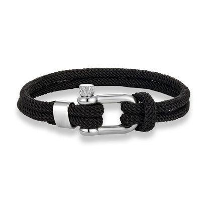 Executive Twist‘‘

Die perfekte Mitte zwischen Riviera Leichtigkeit und Executive-Eleganz. Silberner Verschluss, klare Farben – ein Armband für alle, die zwischen Urlaubsluxus und Geschäftsdinner nie entscheiden wollen.