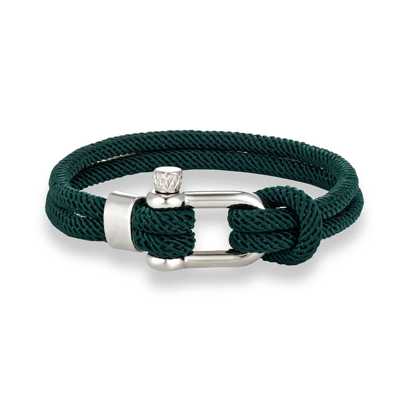 Executive Twist‘‘

Die perfekte Mitte zwischen Riviera Leichtigkeit und Executive-Eleganz. Silberner Verschluss, klare Farben – ein Armband für alle, die zwischen Urlaubsluxus und Geschäftsdinner nie entscheiden wollen.