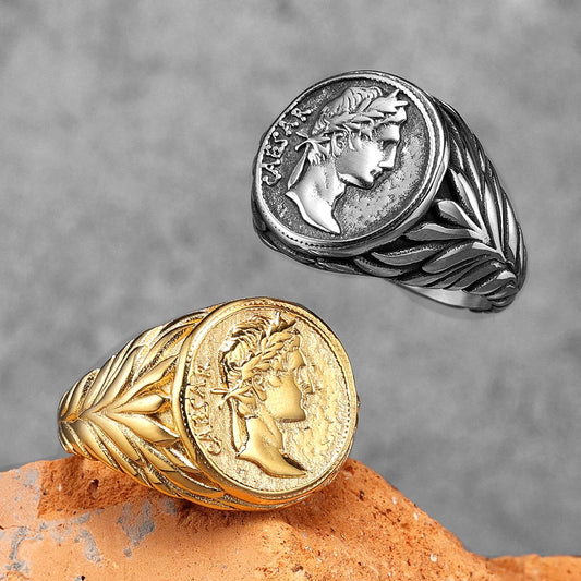 Imperial Draft“

Gold oder Silber, massiv und roh. Ein Stück, das wirkt, als wäre es aus den Archiven einer alten Dynastie gefallen. Wer ihn trägt, schreibt sein eigenes Kapitel.