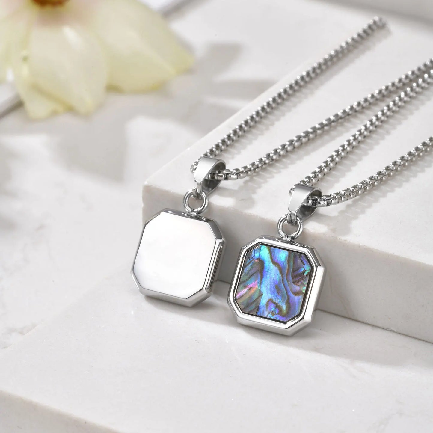 Trinity Crest

Drei Varianten, eine Haltung. Schwarz für die Deals, hell fürs Dinner, schillernd für Nächte, die keiner verbucht. Das Trinity Crest ist nicht Schmuck – es ist der kleine Reminder, dass Regeln nur für die gelten, die keine Optionen haben.