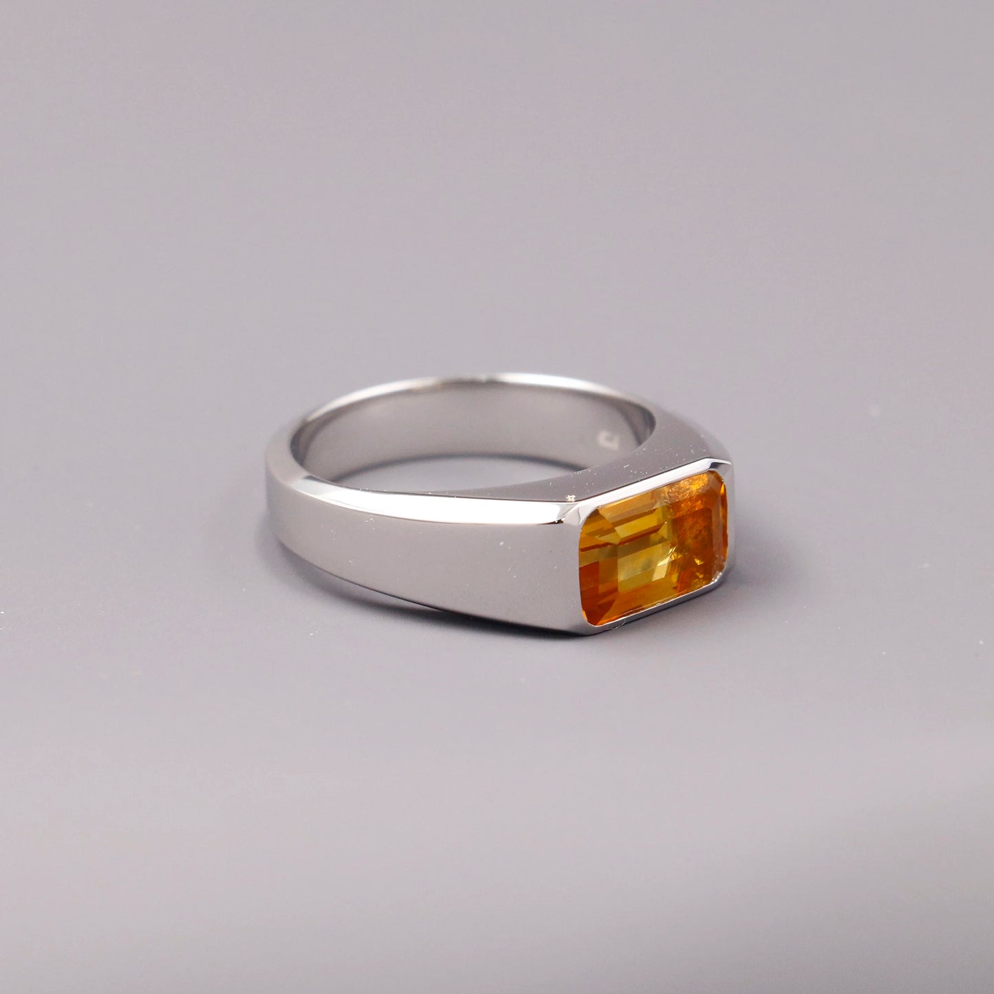 Solar Ascend 

Kein Ring für Nebenrollen.
Der goldene Citrin fängt das Licht, das Silber verleiht ihm Haltung.
Charakter in Form gegossen – selbstbewusst, markant und gemacht für Auftritte, die bleiben.