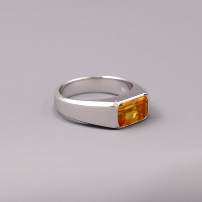 Solar Ascend 

Kein Ring für Nebenrollen.
Der goldene Citrin fängt das Licht, das Silber verleiht ihm Haltung.
Charakter in Form gegossen – selbstbewusst, markant und gemacht für Auftritte, die bleiben.