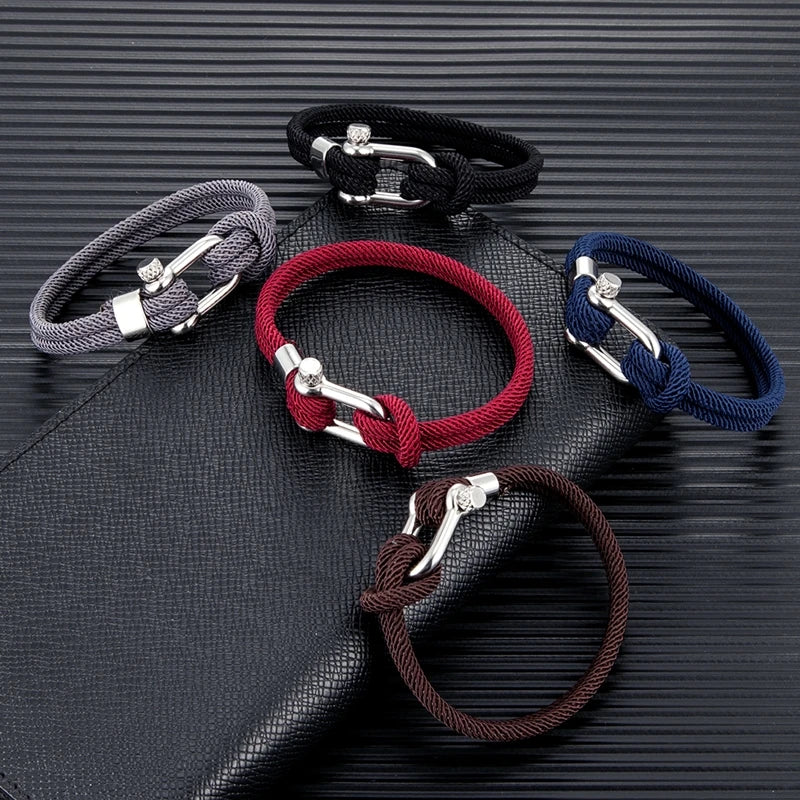Executive Twist‘‘

Die perfekte Mitte zwischen Riviera Leichtigkeit und Executive-Eleganz. Silberner Verschluss, klare Farben – ein Armband für alle, die zwischen Urlaubsluxus und Geschäftsdinner nie entscheiden wollen.
