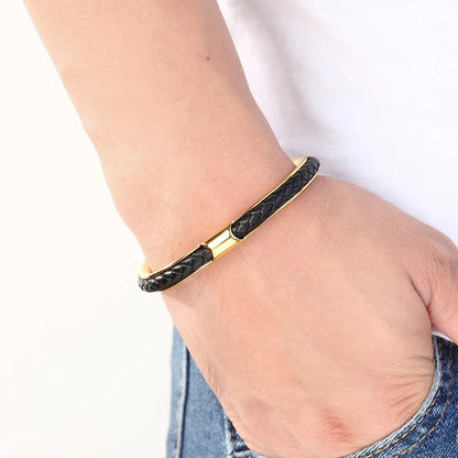 Valerio Cuff
Für die, die wach sind, wenn andere träumen.
Nicht verstanden, aber bemerkt. Nicht laut, nur konsequent.
Ein Statement für Männer, die ihren Weg gehen.