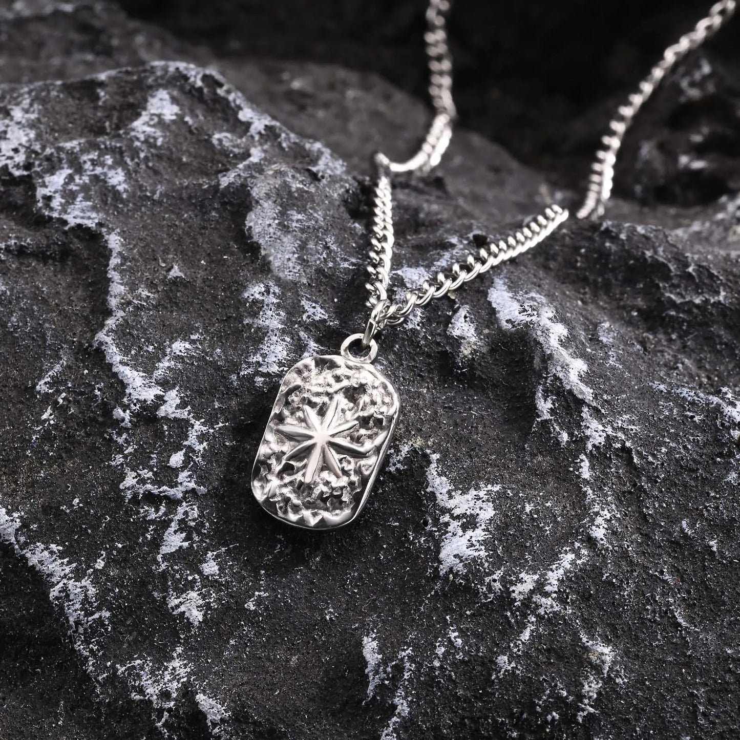 Linea Pendant“

Schlicht im Design, stark in der Wirkung. Eine Kette, die nicht auffällt – sondern dazugehört. Genau wie Glimare: gemacht für jene, die Eleganz nicht erklären müssen.