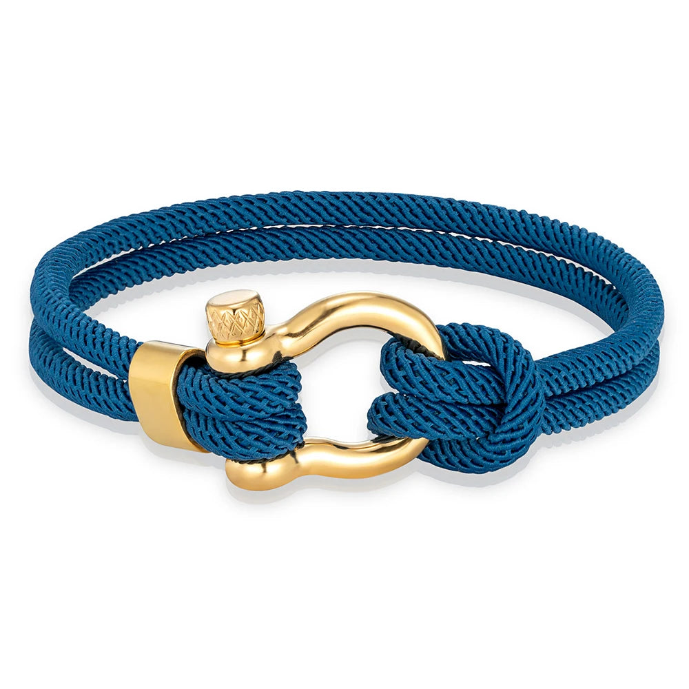 Pérignon Twist 
ein Armband wie ein Sommerabend am Hafen. Tauwerk und Goldschließe treffen auf den Luxus eines Champagner-Moments. Am besten getragen zum offenen Leinenhemd von Ralph Lauren – ein Detail, das nicht jeder versteht, aber die Richtigen.