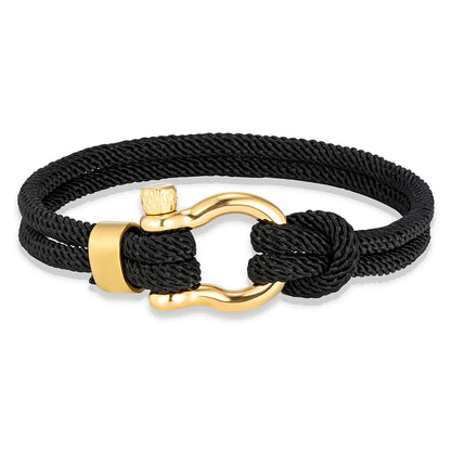 Pérignon Twist 
ein Armband wie ein Sommerabend am Hafen. Tauwerk und Goldschließe treffen auf den Luxus eines Champagner-Moments. Am besten getragen zum offenen Leinenhemd von Ralph Lauren – ein Detail, das nicht jeder versteht, aber die Richtigen.