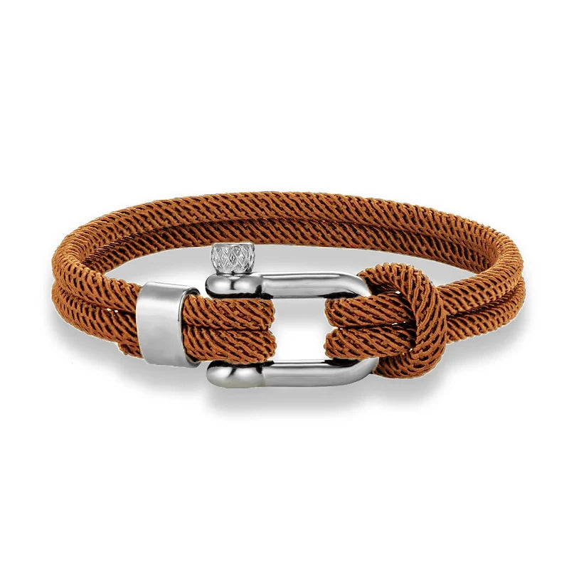 Executive Twist‘‘

Die perfekte Mitte zwischen Riviera Leichtigkeit und Executive-Eleganz. Silberner Verschluss, klare Farben – ein Armband für alle, die zwischen Urlaubsluxus und Geschäftsdinner nie entscheiden wollen.