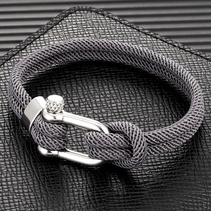 Executive Twist‘‘

Die perfekte Mitte zwischen Riviera Leichtigkeit und Executive-Eleganz. Silberner Verschluss, klare Farben – ein Armband für alle, die zwischen Urlaubsluxus und Geschäftsdinner nie entscheiden wollen.