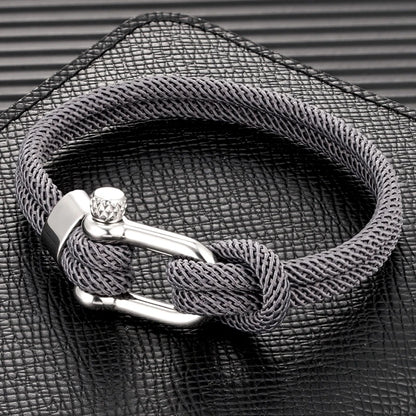 Executive Twist‘‘

Die perfekte Mitte zwischen Riviera Leichtigkeit und Executive-Eleganz. Silberner Verschluss, klare Farben – ein Armband für alle, die zwischen Urlaubsluxus und Geschäftsdinner nie entscheiden wollen.