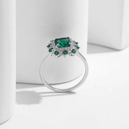 Verde Amara Ring

Es gibt Schmuck, der glänzt – und Schmuck, der erzählt.
Der Verde Amara Ring trägt das Grün des Gleichgewichts – tief wie Emotion, klar wie Kontrolle.
Ein Hauch Nostalgie, ein Hauch Macht – geschaffen für Frauen, die Stärke mit Ruhe trag