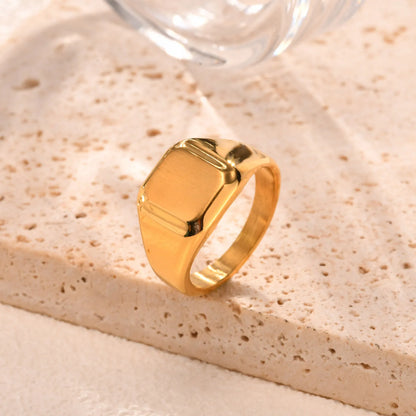 Capo Heritage

Gold, schlicht und doch markant – ein Ring, der Autorität ausstrahlt. Er gehört an die Hand, die das Kristallglas mit dunklem Rum hebt, während Gespräche geführt werden, die besser unter Verschluss bleiben. Klassisch, ein Stück Macht.