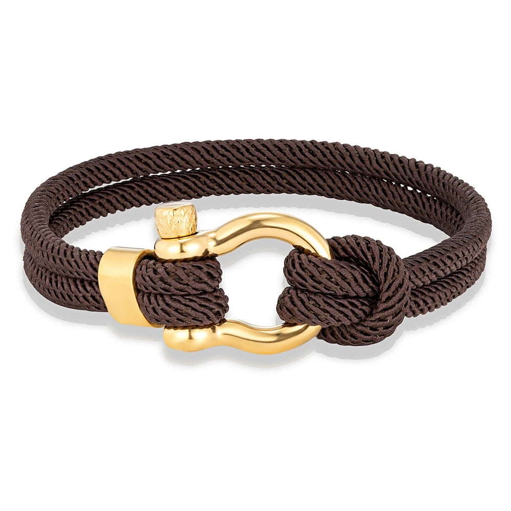 Pérignon Twist 
ein Armband wie ein Sommerabend am Hafen. Tauwerk und Goldschließe treffen auf den Luxus eines Champagner-Moments. Am besten getragen zum offenen Leinenhemd von Ralph Lauren – ein Detail, das nicht jeder versteht, aber die Richtigen.