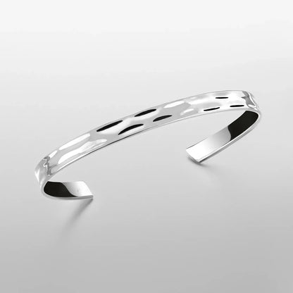 Gleam Vein
Klar, direkt, ohne Umwege – der Gleam Vein ist die Linie, die man zieht, wenn man seinen eigenen Weg geht. Sein Schimmer verändert sich mit jedem Licht, wie eine stille Erinnerung daran, dass Bewegung immer Eleganz braucht.