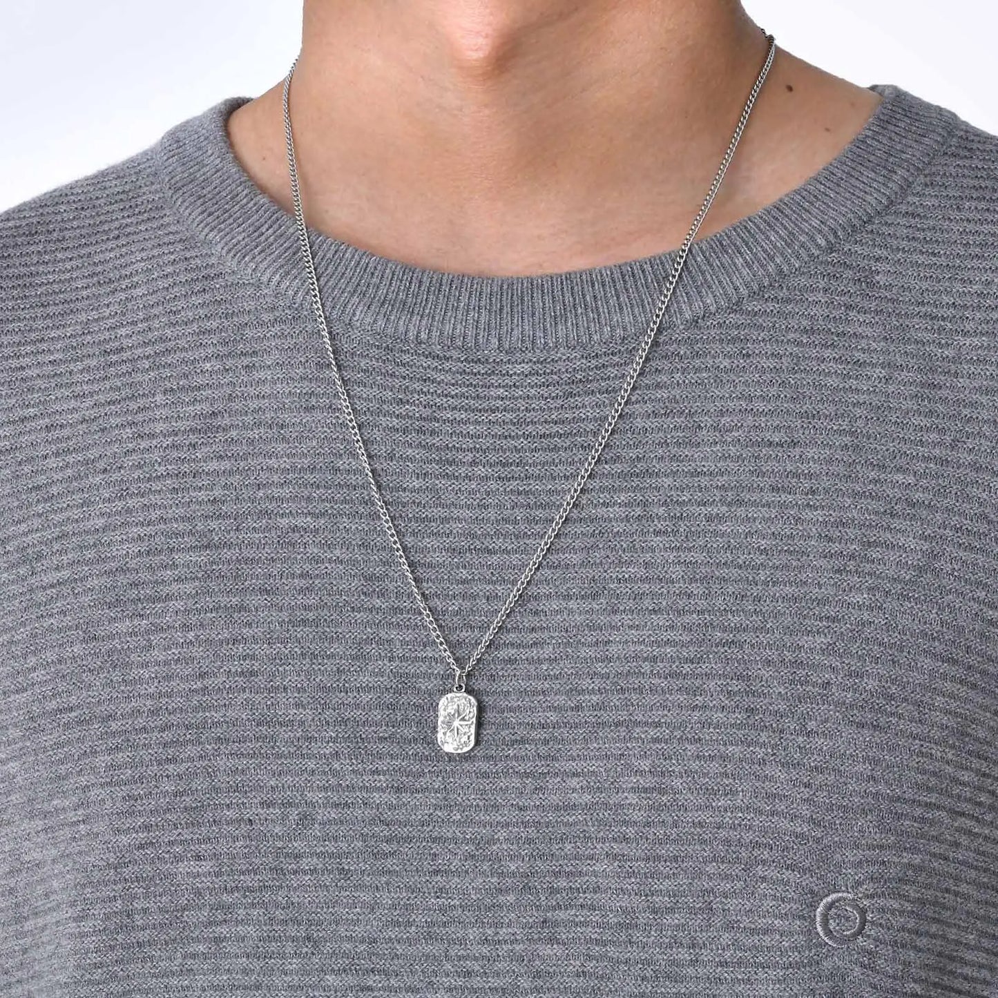 Linea Pendant“

Schlicht im Design, stark in der Wirkung. Eine Kette, die nicht auffällt – sondern dazugehört. Genau wie Glimare: gemacht für jene, die Eleganz nicht erklären müssen.