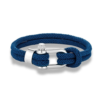 Executive Twist‘‘

Die perfekte Mitte zwischen Riviera Leichtigkeit und Executive-Eleganz. Silberner Verschluss, klare Farben – ein Armband für alle, die zwischen Urlaubsluxus und Geschäftsdinner nie entscheiden wollen.