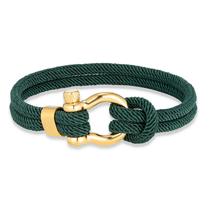 Pérignon Twist 
ein Armband wie ein Sommerabend am Hafen. Tauwerk und Goldschließe treffen auf den Luxus eines Champagner-Moments. Am besten getragen zum offenen Leinenhemd von Ralph Lauren – ein Detail, das nicht jeder versteht, aber die Richtigen.
