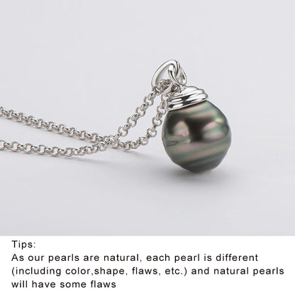 Velvet Current

Still wie Macht, kühl wie Kontrolle.
Gleitet über die Haut wie eine Entscheidung, die keine Zweifel kennt.
Dunkle Perle. Silber. Präsenz.