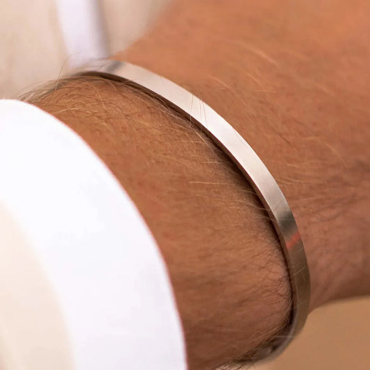 Fortune Vein

So glatt wie deine letzte Überweisung, so klar wie ein unterschriebener Deal. Ein Armreif, der keine Fragen stellt – nur Antworten gibt.
