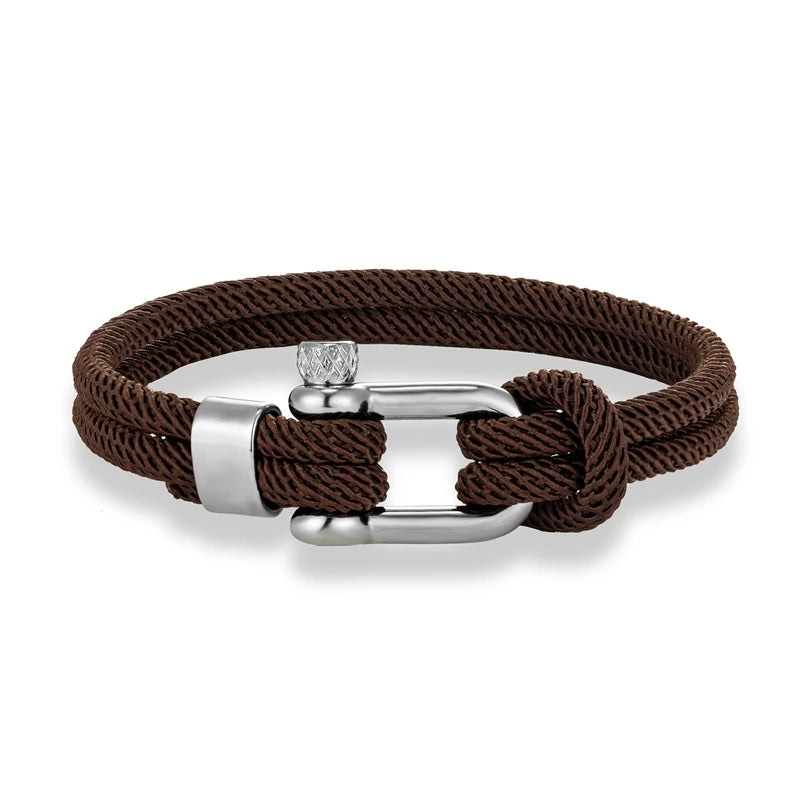 Executive Twist‘‘

Die perfekte Mitte zwischen Riviera Leichtigkeit und Executive-Eleganz. Silberner Verschluss, klare Farben – ein Armband für alle, die zwischen Urlaubsluxus und Geschäftsdinner nie entscheiden wollen.