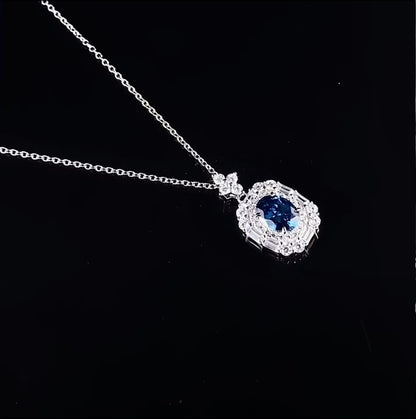 Royal Frost  The calm before command. Ein blauer Glanz, gefangen im frostigen Silber – kühl, überlegen, unantastbar. Royal Frost Wie gefrorenes Licht auf kalter Haut. Für die, die das Spiel beherrschen.